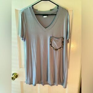 Heimish short sleeve v-neck shirt, front pocket with leopard print trim